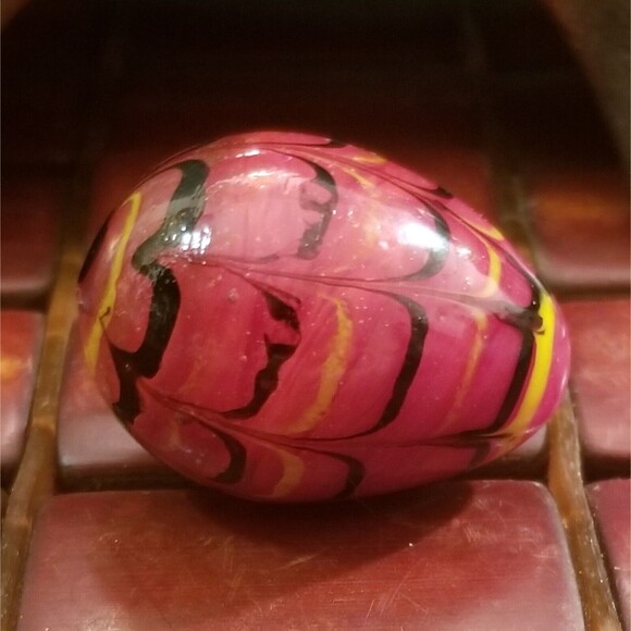 Art Glass Egg 1.5"x1" - Picture 3 of 7